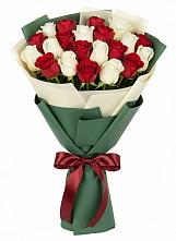 Букет Микс из красных и белых роз в Суслонгере