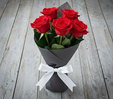 Букет 5 Красных роз Эдлесс Лав в Суслонгере
